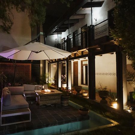 Yox Hotel Boutique San Cristóbal de Las Casas 외부 사진 The hotel's courtyard at night