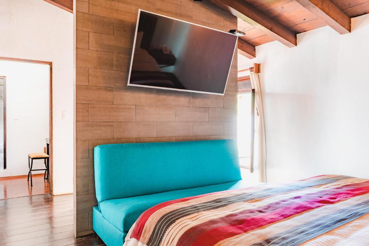 Yox Hotel Boutique San Cristóbal de Las Casas 외부 사진 A television mounted on a wall