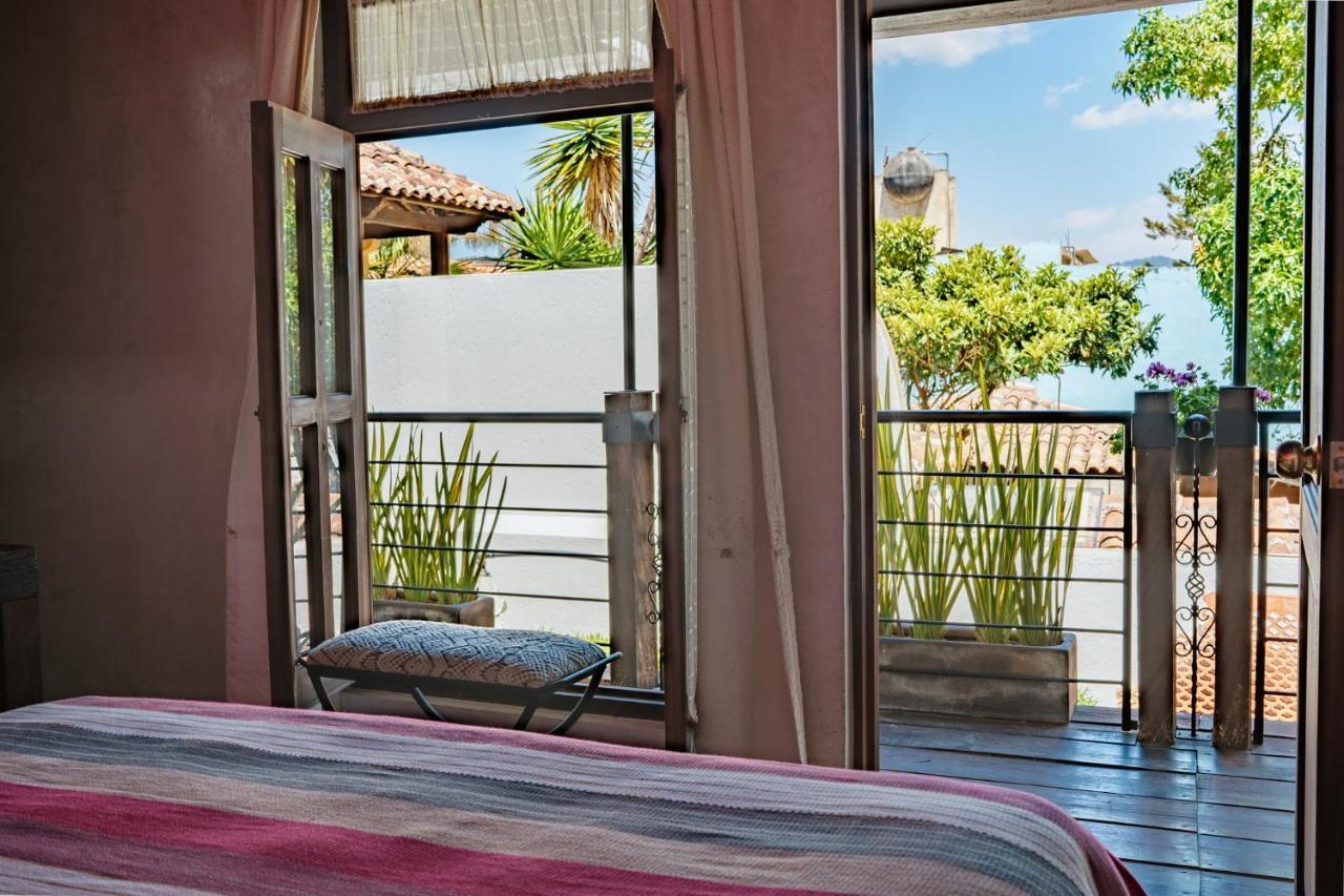 Yox Hotel Boutique San Cristóbal de Las Casas 외부 사진 A window with a view of the garden