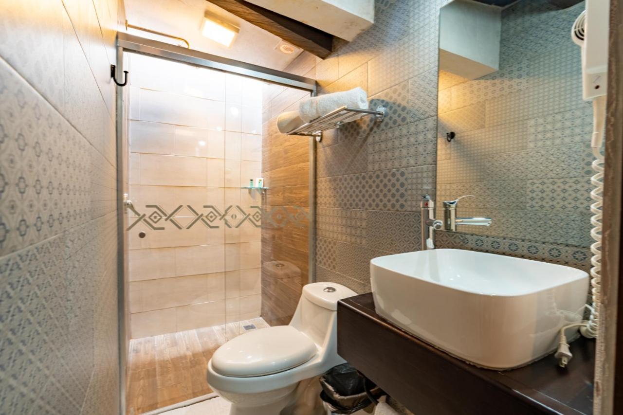 Yox Hotel Boutique San Cristóbal de Las Casas 외부 사진 Bathroom with shower enclosure