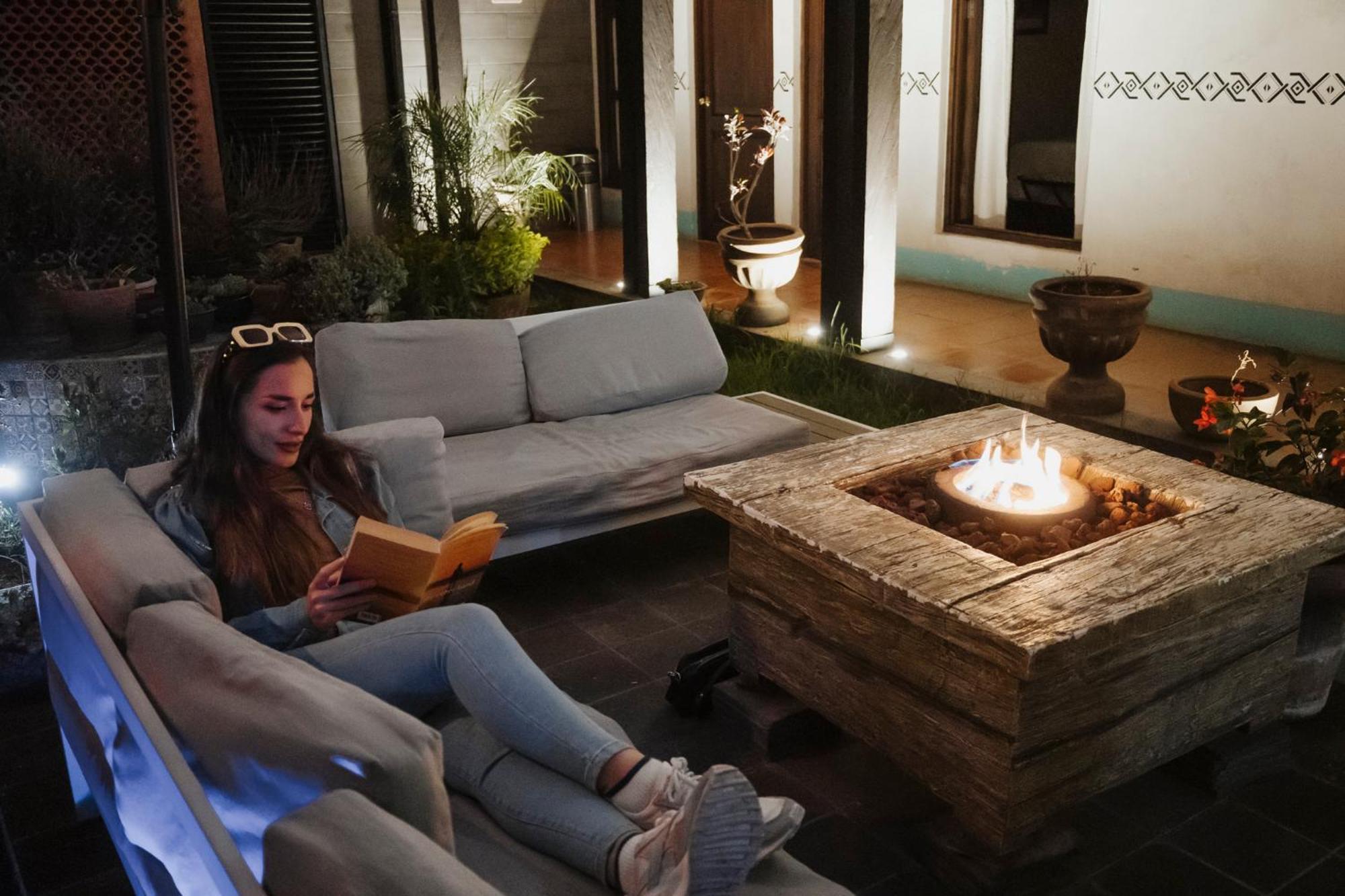 Yox Hotel Boutique San Cristóbal de Las Casas 외부 사진 A woman reading a book in a hotel