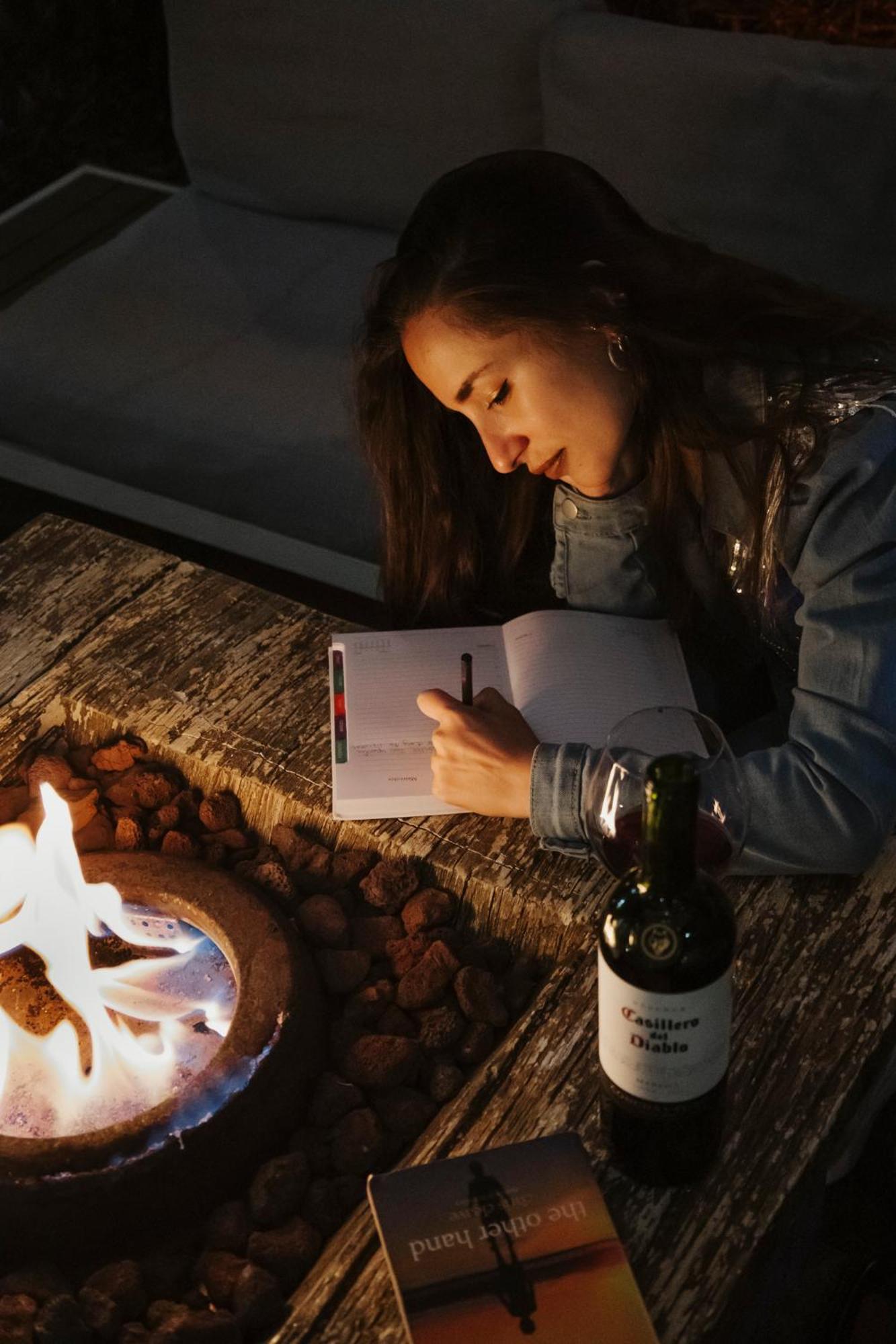 Yox Hotel Boutique San Cristóbal de Las Casas 외부 사진 A woman writing in a journal