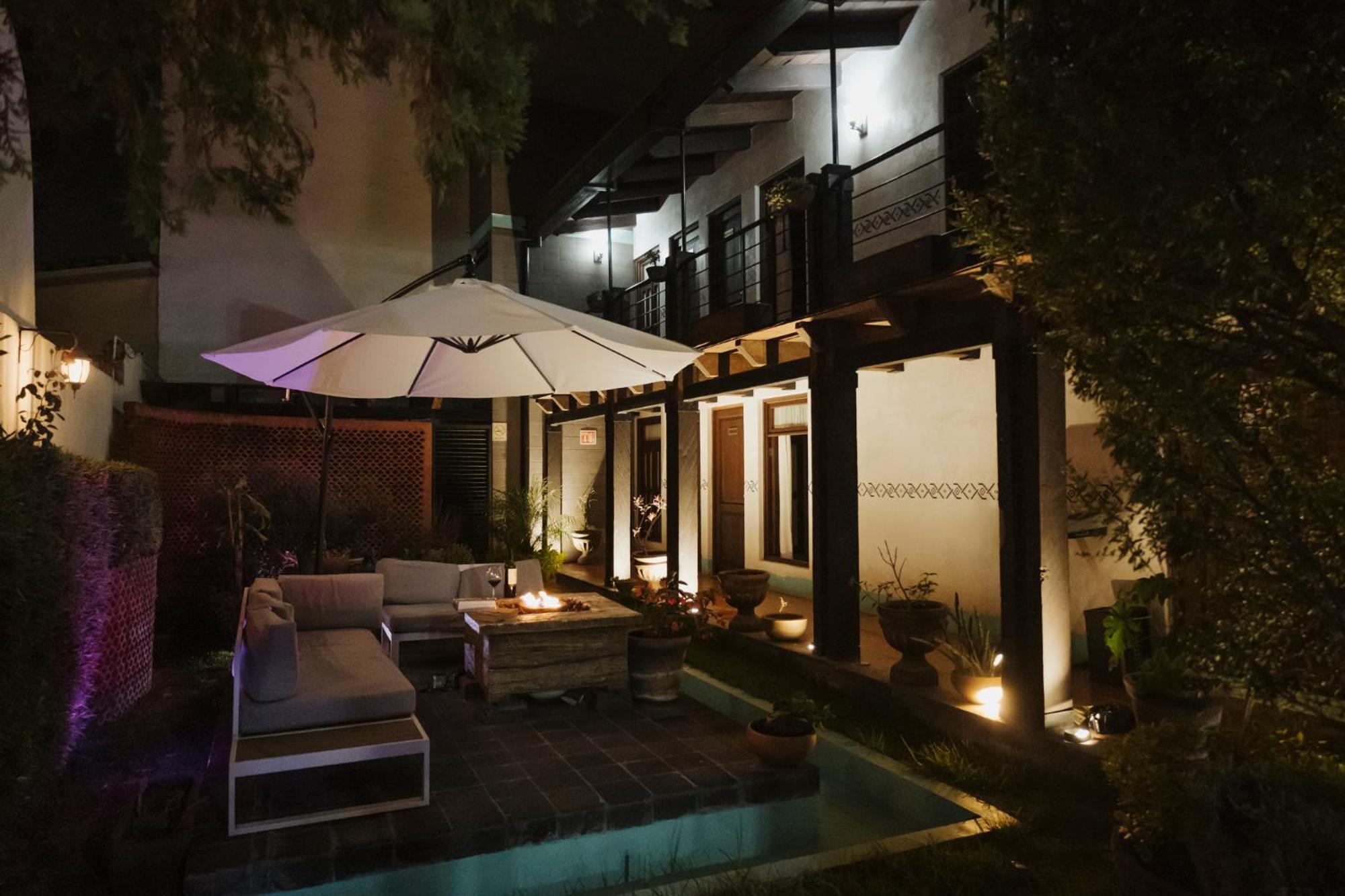 Yox Hotel Boutique San Cristóbal de Las Casas 외부 사진 The hotel's courtyard at night